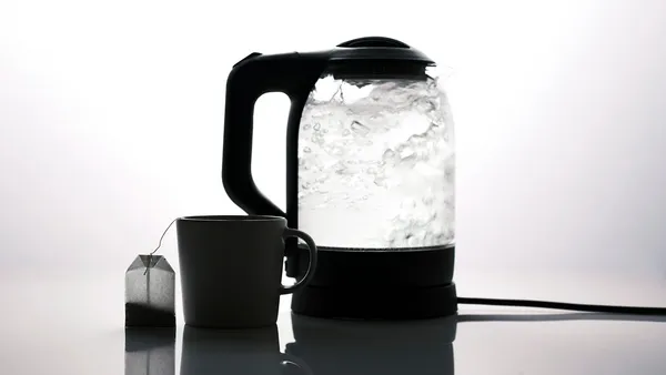 Aquário plantado de água doce com aquecedor submerso visível ao fundo e peixes betta nadando
